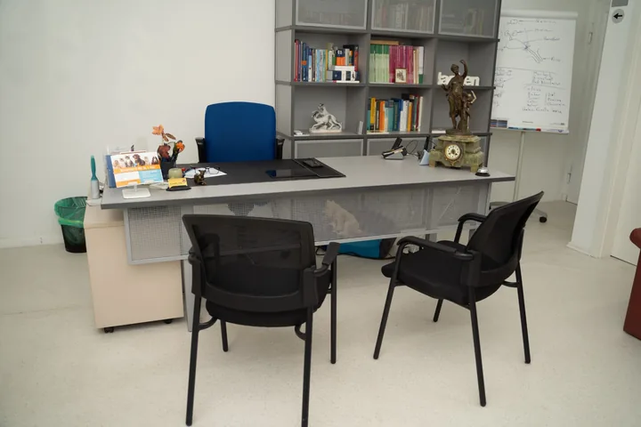 Sprechzimmer mit Schreibtisch und Sitzplätzen