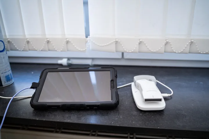 Tablet und Ultraschallsonde in der Tierpraxis