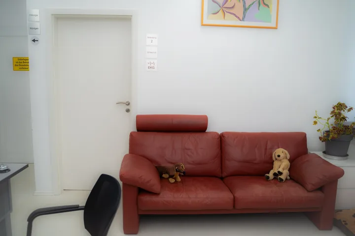 Wartebereich der Tierpraxis mit Sitzgelegenheit