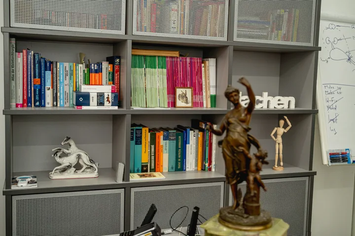 Fachliteratur und Einrichtungsdetails in der Tierpraxis