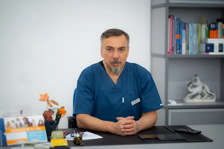 Tierarzt im Sprechzimmer der Tierpraxis